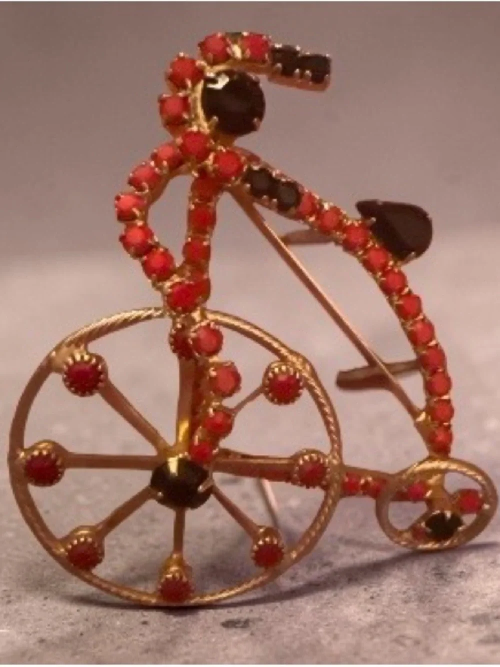 🚲 Vintage Red & Black Rhinestone Bicycle Brooch – Gold Tone